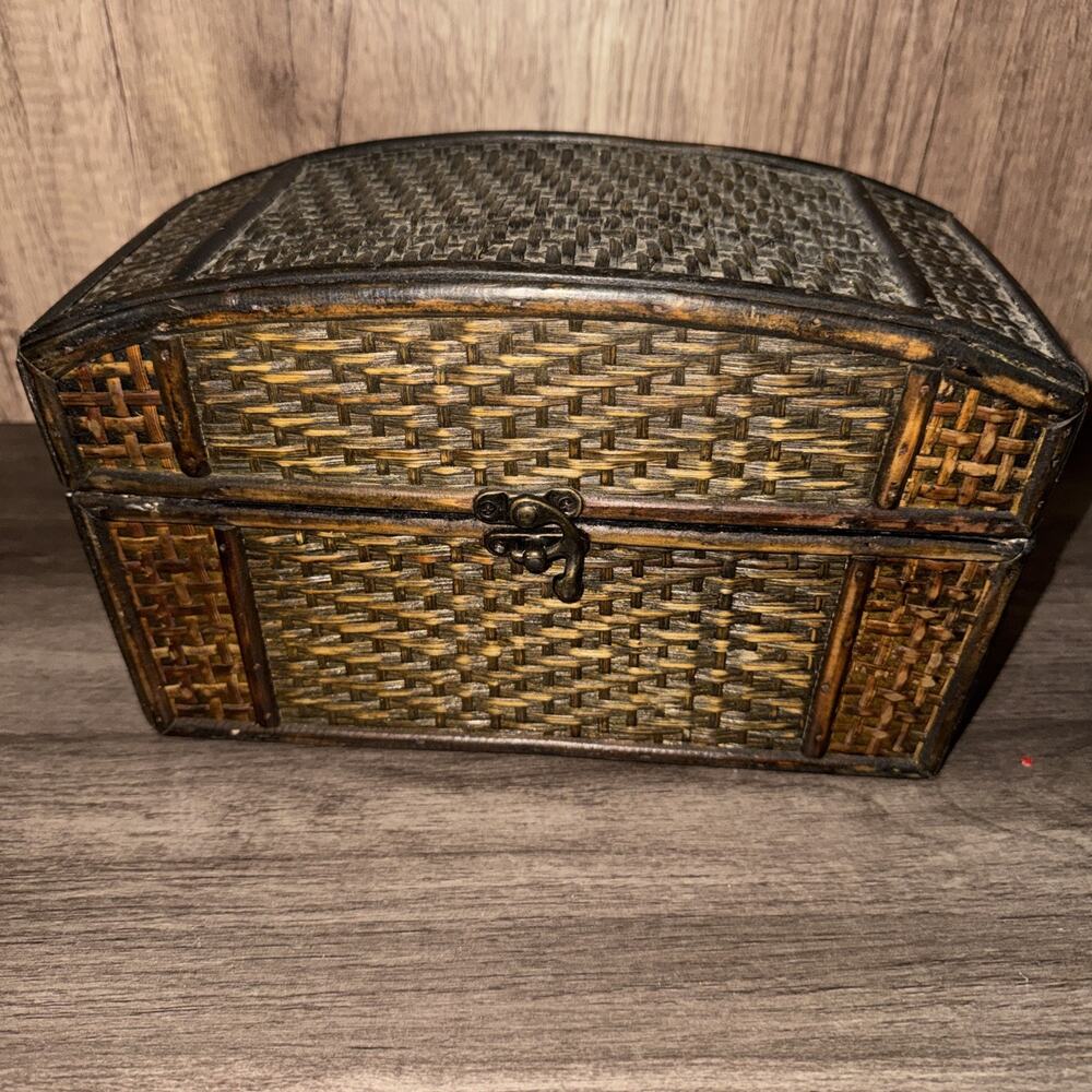 Vintage Woven Rattan Box Decorative Trunk Chest Clasp Asian Style Storage Decor